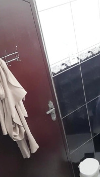 Cowok ini ngajak ngisap dan ngentot memek lesbiannya di kamar mandi bar