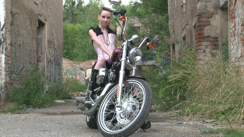 Public Entertainment: Curvă pe bicicletă