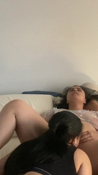 Saya membuatkan awek saya pancut berkali-kali dengan menghisap pepek berairnya