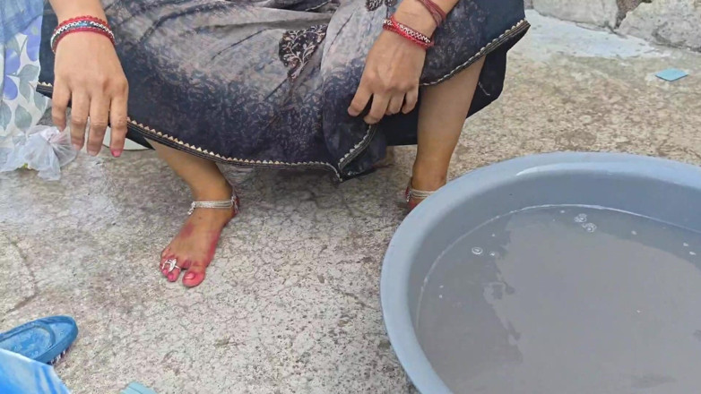 Sexy baby girl: Fodendo a cunhada enquanto ela está lavando roupas no campo