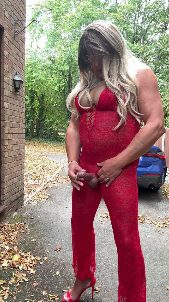 Kellycd2022: Sexy Crossdresser Kellycd2022 v sexy červené kombinéze a podpatcích