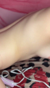 2个女孩的振动器屁股塞动作壮举。Melia和ziva fey