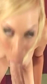 Vixen blondă suge piciorul în timp ce degetele îi întind pizda umedă
