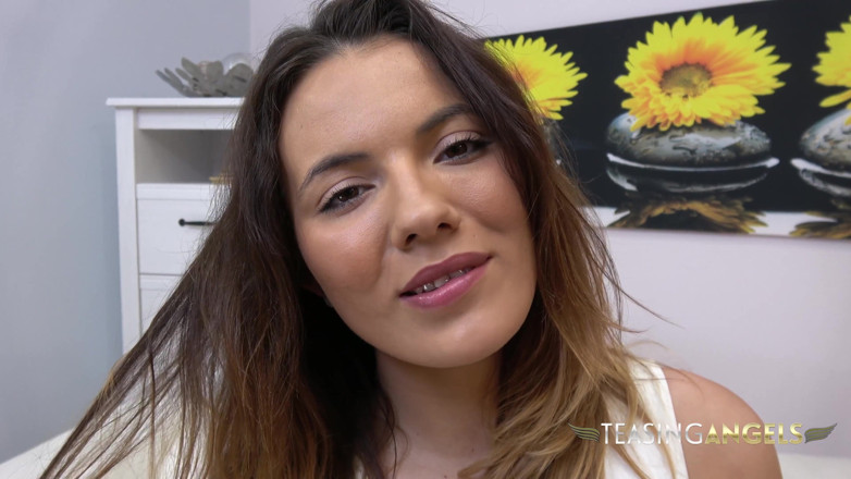 Teasing Angels: Siyah saçlı güzellik şişman yarağına binerken sert boşalıyor