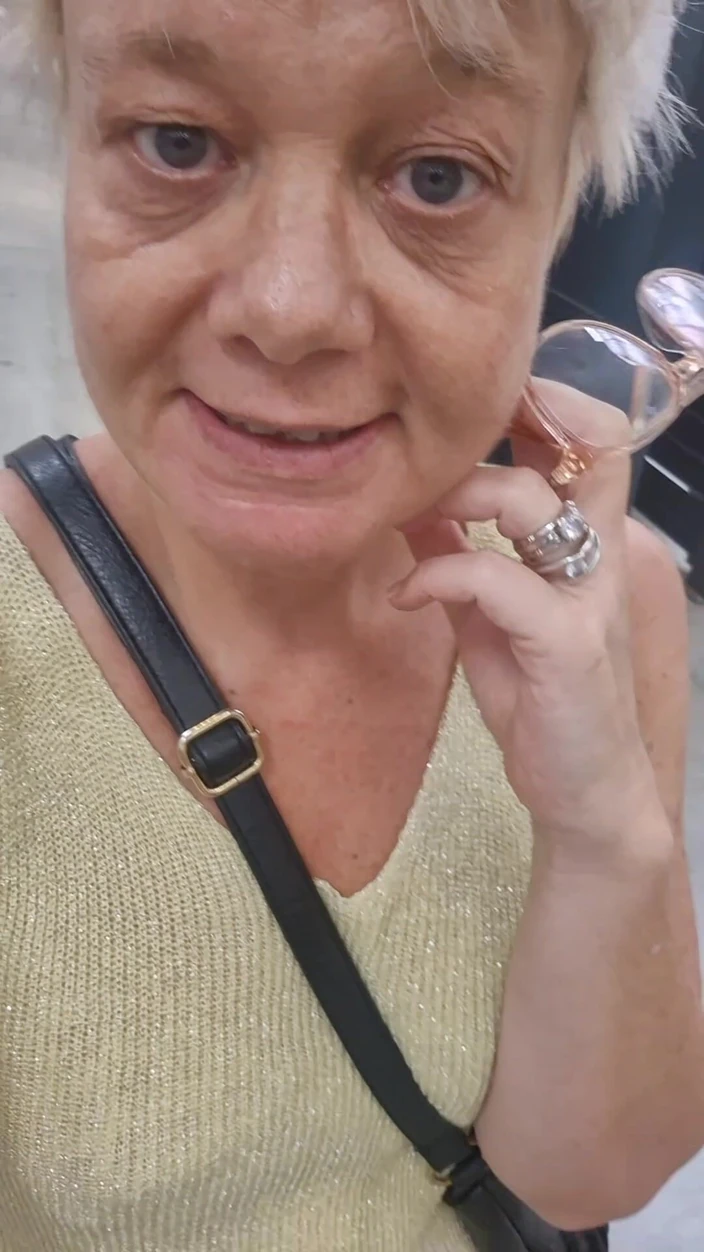 Sofy13: Me Strolling Around the Shops