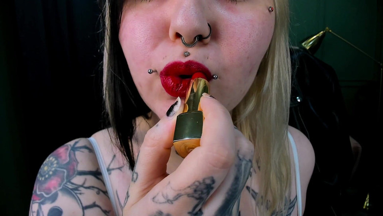 MessalinaHorror: 赤い口紅をつけて台無しにする