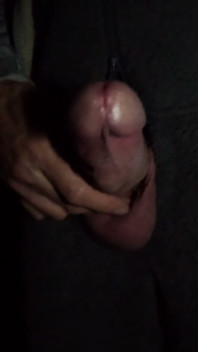 زب أبيض غير مختون كبير في الهواء الطلق ليلاً وهو يستمني ويقذف في بيجاما - روكاردغلانس 215