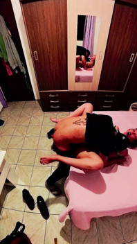 Ele ensinou sua enteada como ter um orgasmo e gozada nela.
