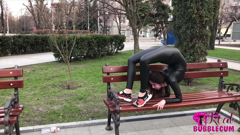 Flexilady: 야외 공원에서 십대 학생