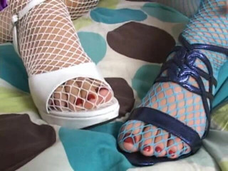 Foot Girls: Lesbiche a rete calze leccare i piedi!