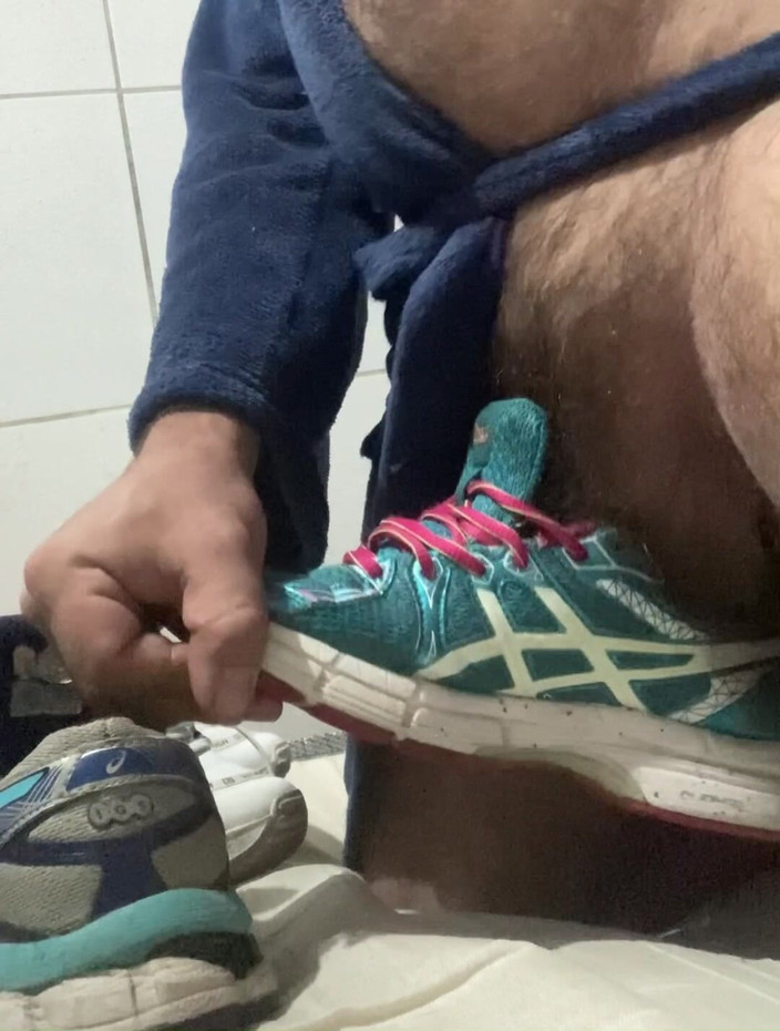 Sneakerfetish_BR: Je baise les baskets de mes femmes