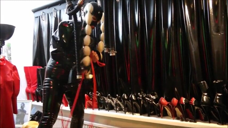Rubber And Bondage Girl Kim: インポテンツのゴム奴隷をからかう