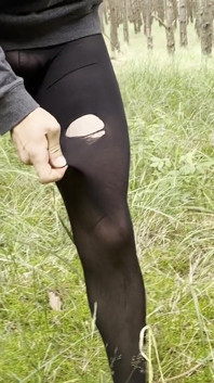 Ragazzo teenager cammina nella natura nudo per il papà grande cazzo collant, pantaloni tagliati