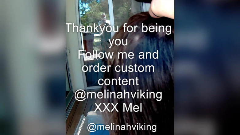 Melinah Viking: Brunetka si čistí vlasy