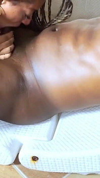 내 발정난 친구는 오럴을 주고 자지를 깊숙이 목구멍 깊숙이 빨아주는 장관을 이루다
