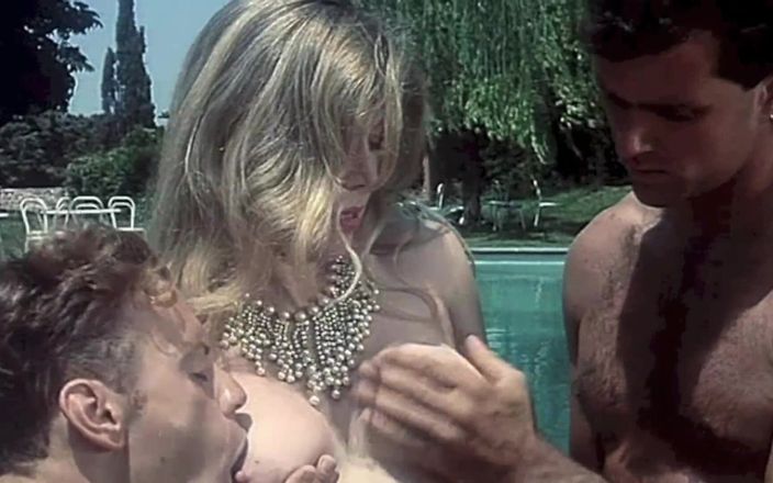 Inhonorof porn: Ils célèbrent l’anniversaire d’un ami avec une super orgie au...