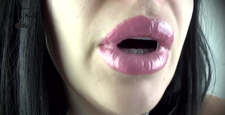 Goddess Misha Goldy: Miluješ můj jazyk a rty. Zbožňuješ, když na tebe kouřím...