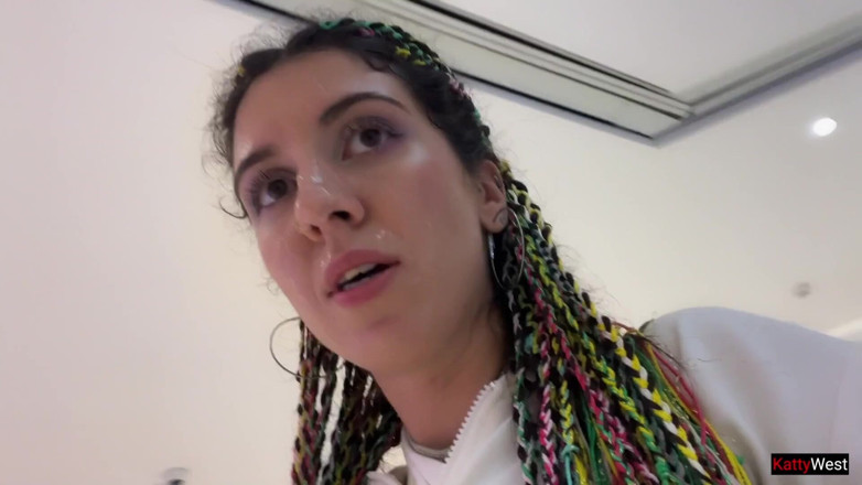 Katty West: Loco cumwalk en centro comercial