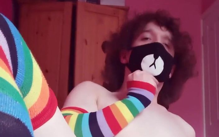 Femboy Raine: Świeże wideo z korzystania z podwójnie zakończonego dildo