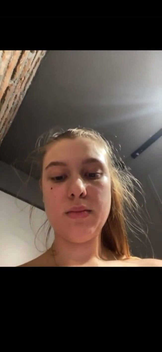 JuiceLussie: Halka açık anal fışkırtma. Yumruk sokma anal. ayak fetişi