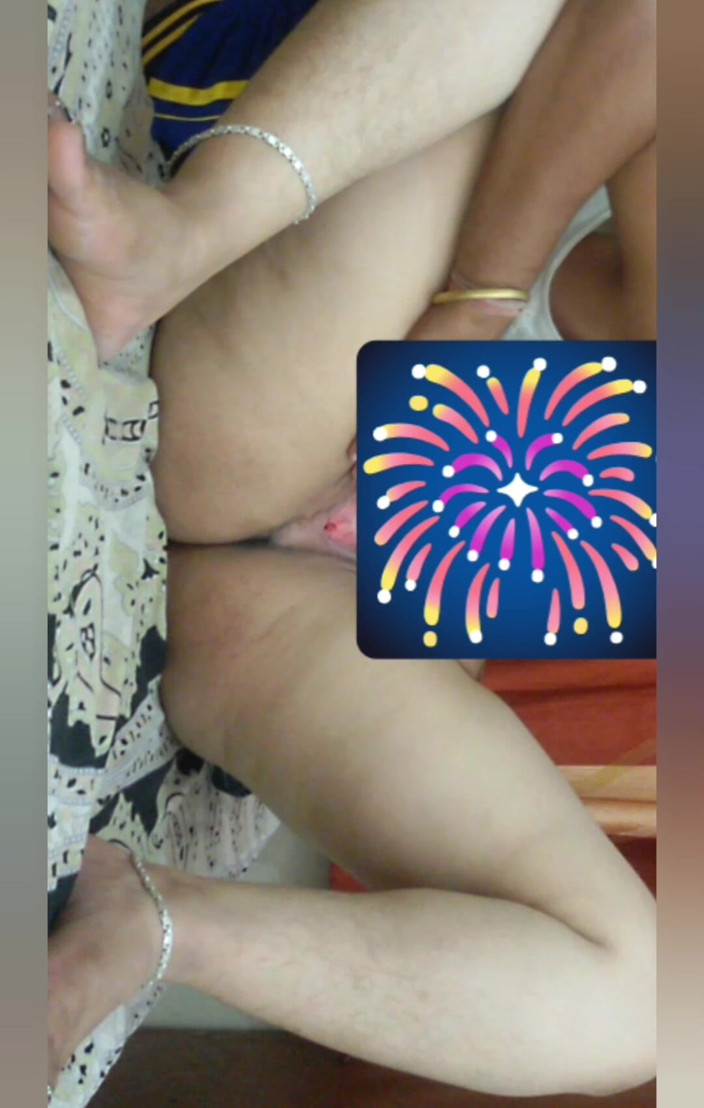 Priyahot77: Priya bhabi büyük götlü arkadan sikiş