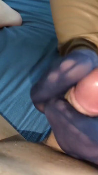 Footjob in nylon per un pisolino...