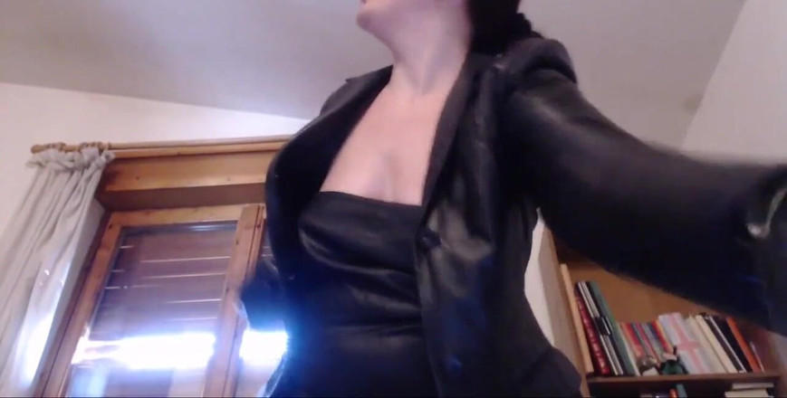 Nicoletta Embassi: Twoja włoska dominatrix ubrana w skórzany blok ciebie i werbalnie...