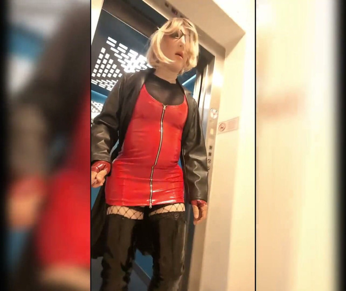 Chatuser: Plimbare în casa parcare, blondă în cizme Overknee, rochie roșie din pvc și...