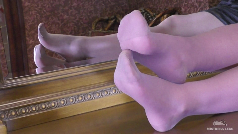 Mistress Legs: Mistress Gambe in collant opachi nudi