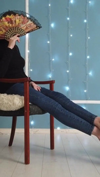 Tillbe fötterna på en tjej i blå jeans