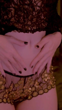 Žhavá a sexy belly button od Alexy Creed se škádlí!