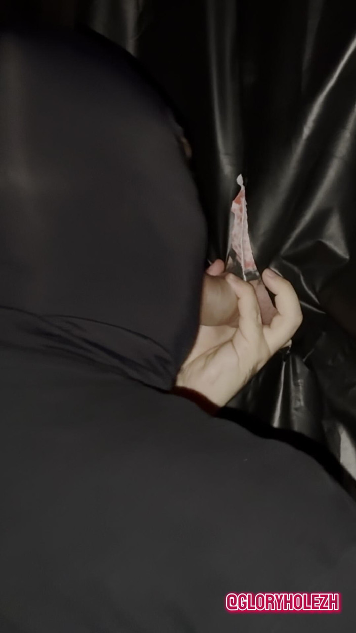 gloryholezh: Un livreur hétéro excité de 21 ans fait une pause pour...