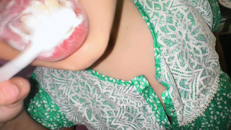 Your Boy's Cum: Arabská macecha čůrá na záchodě po sexu s nevlastním synem