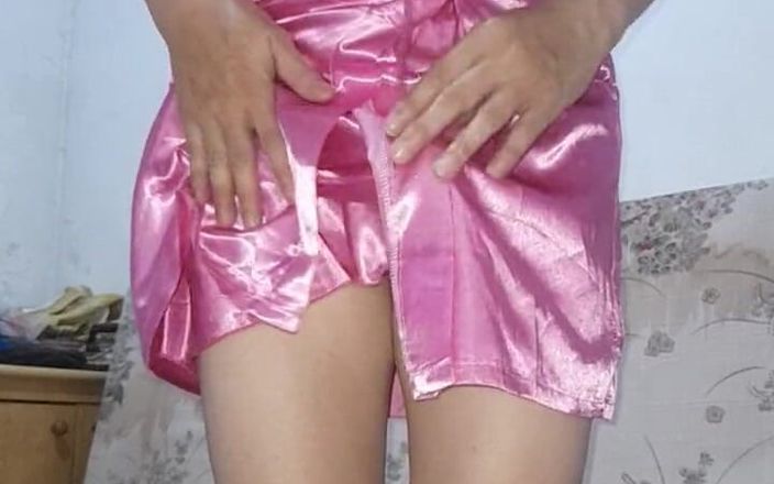 Naomisinka: Сперма в розовом атласном нижнем белье и халате