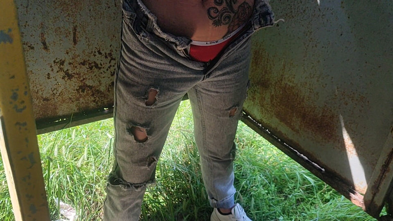 DirtyLubov: Bruneta čůrá v šatně