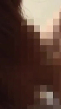 소파에서 애인에게 따먹히는 젊은 갈색 머리 마누라