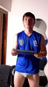 Sportiv musculos în lenjerie călduroasă