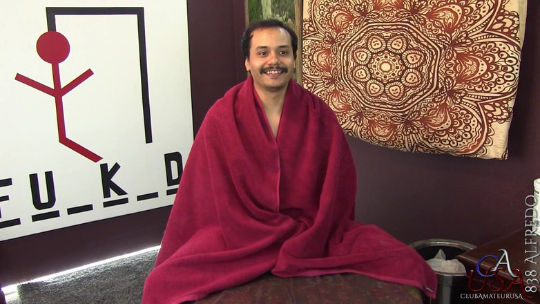 Club Amateur USA: Fit homo fredo büyük yarağını sıvazlıyor