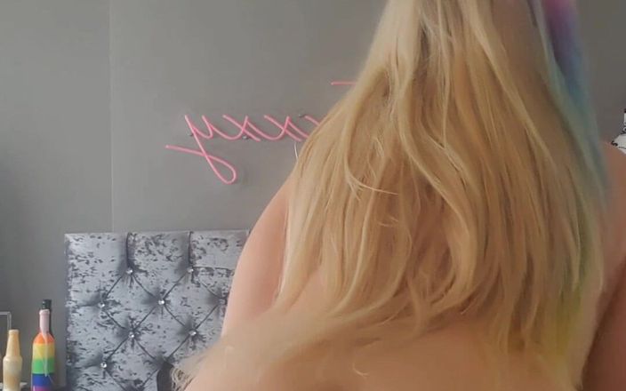 Mandy Foxxx: इंद्रधनुषी बालों वाली चोदने लायक मम्मी नए डिल्डो की कोशिश कर रही है