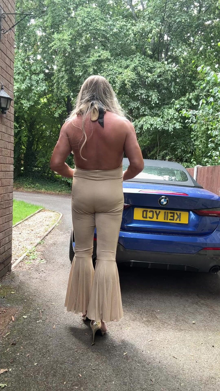 Kelly CD 2022: Sexy crossdresser Kellycd2022 en catsuit y tacones