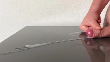 Ejaculare uriașă pe masa Reflecting după zile de tachinare
