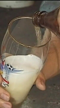 Sie zieht ihr höschen aus und wird bei der arbeit von Big dick gefickt