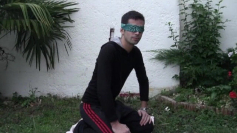 YOUNG FRENCH DUDES FUCKERS: Due bocchino scopata da max nel giardino esibizionista