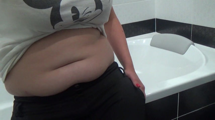 Sexy Milf: Sexy Kate peeing for you