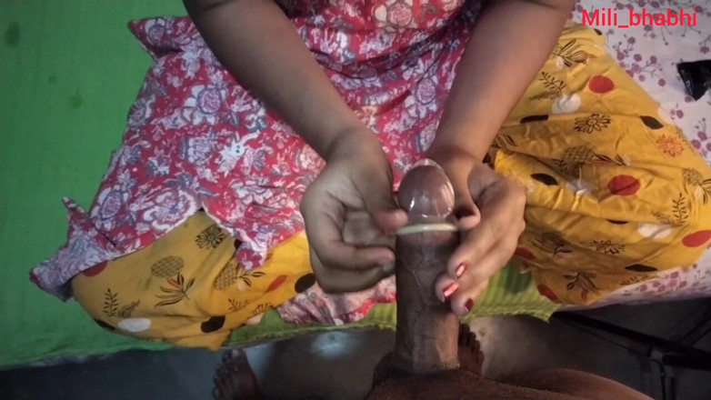 Mili bhabi: Indická 18+ špinavá dívka Mili jezdí na policii velký penis, stříká dvakrát...