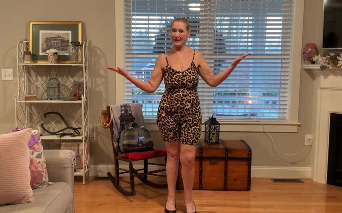Danielle Dubonnet: Nahá GILF modelka Dani D zralá zkouší (těsná fialová kombinézu, Leopard...