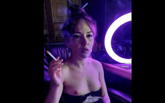 Blowjobs Alice: Krásná dáma kouří cigaretu