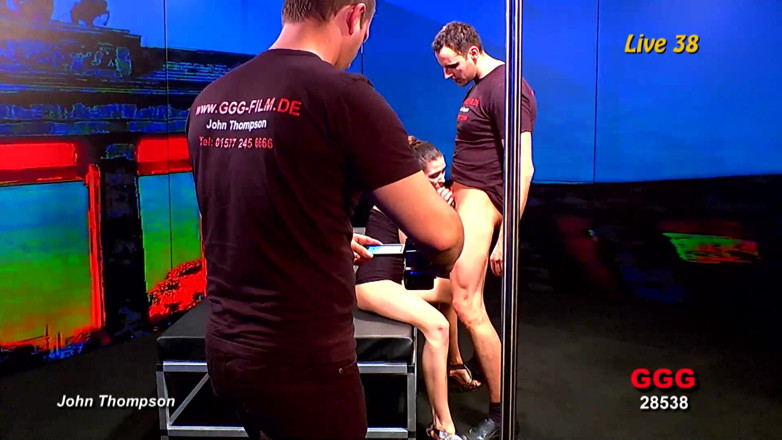 GGG John Thompson Studio: Ggg Live Bukkake - dziwka dostaje twarz zalana spermą