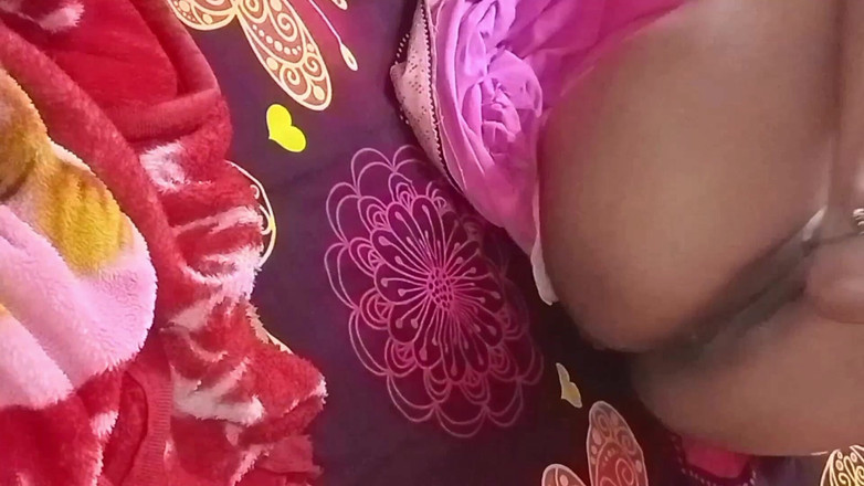 Janvibhabhii: 新婚夫妇在午夜建立性关系，