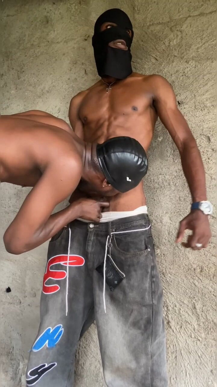 Chief_daddyy: Due teppisti fanno l'atto di Gomorra in un edificio noncompiuto.